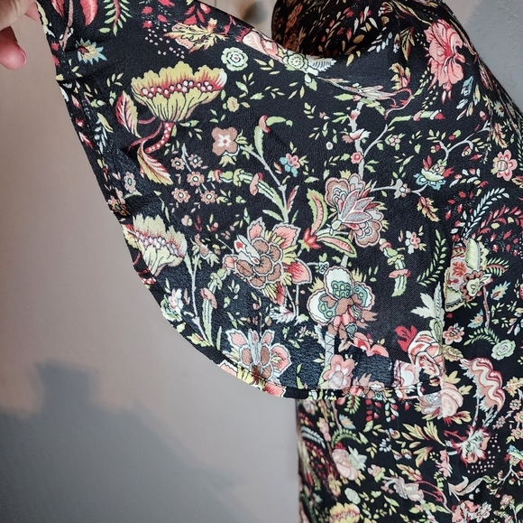 H&M Black Floral Ruffle Sleeve Blouse Size 4 - Picture 7 of 10